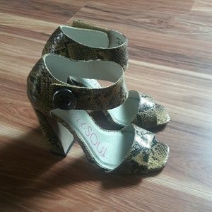 New size 6 snakeskin print heels with Velcro closu